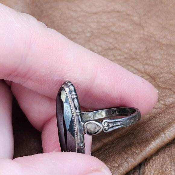 Harriet Ring / Vintage Sterling Silver Hematite Ring with Heart Engraved Band - Picture 7 of 12